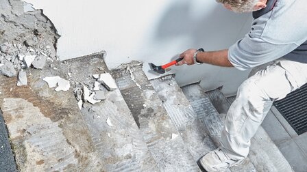 Handwerker beim Abstemmen von eventuell asbesthaltigem Putz,  Fliesen und Fliesenkleber  | © CRB Analyse Service GmbH